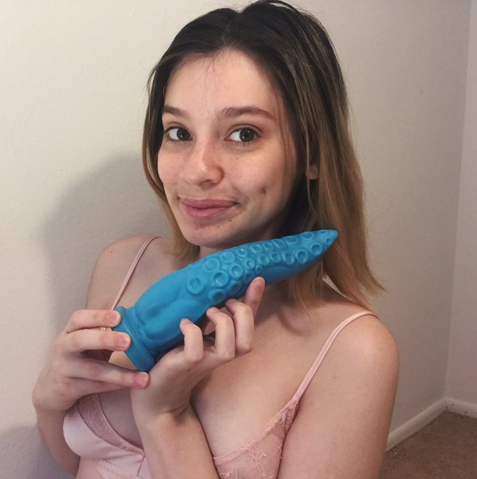 I finally got my first tentacle toy from @hankeystoys and I&rsquo;m so excited to try it out. Who wants some<a class="tags" href="/tag/hankeystoys">@hankeystoys</a>