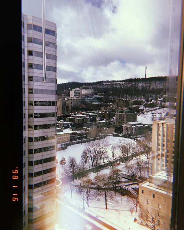 GradLifeMcGill's tweet photo. Views from the 18th floor! 🏢☁️❄️
Photo by @GradLifeMcGill #Instagrammer @Saima__Ahmed.
#GradLifeMcGill #McGillMonday #McGillU #McGillCampus #McGill #Montreal #MontrealJeTaime #MontrealMoments #Mtl #MtlMoments #MtlBloggers #MtlBlog #NarcityMontreal #514 #Hujifilm https://t.co/pGW3WiaZzV