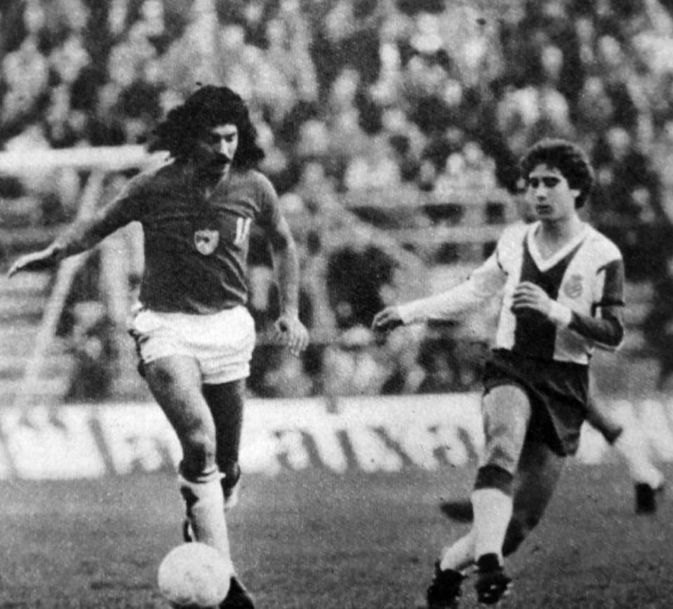 Alfredo Megido en acción ante Manolo Zúñiga en campo del <a href="/Espanyol/">Espanyol</a> #TalDíaComoHoy 03/02/1980.