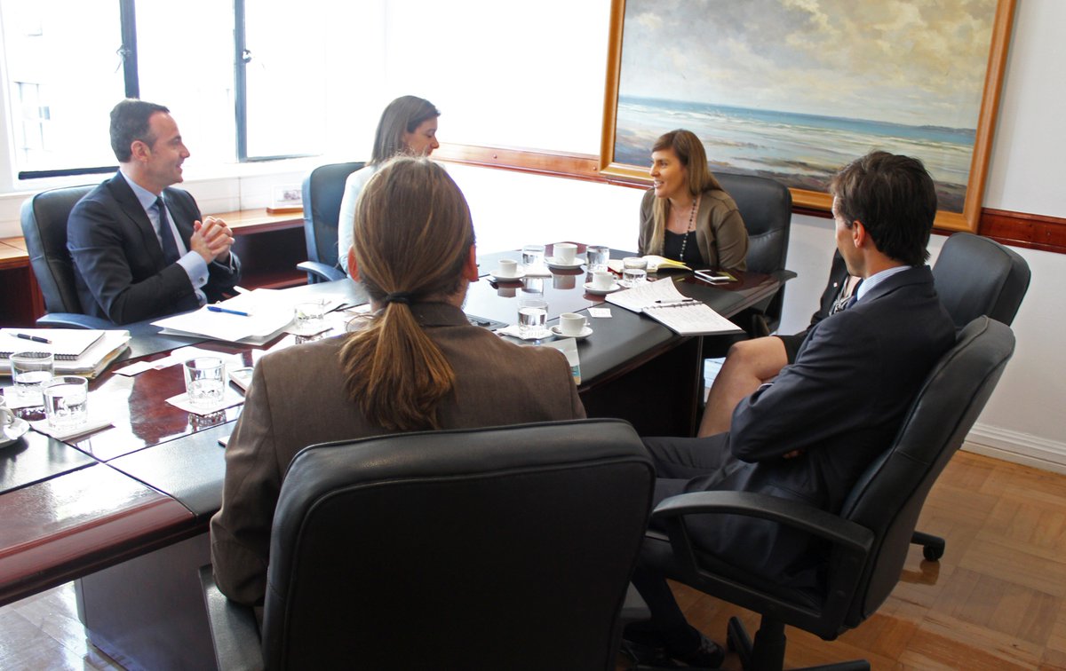 Gta Corporativa <a href="/DeMromo/">Maria de los Angeles</a> se reúne con Viceministro adjunto, Innovación y Tecnología Energética de Canadá <a href="/FDR_CleanEnergy/">Frank Des Rosiers</a> <a href="/MICleanEnergyRD/">Mission Innovation</a> Embajadora <a href="/patriciavpena1/">Patricia Peña</a> <a href="/EmbCanChile/">Canadá en Chile</a>  y <a href="/ReneePlouffe/">Renée Plouffe</a> para buscar instancias de cooperación en los ámbitos de energías limpias 🇨🇦🇨🇱