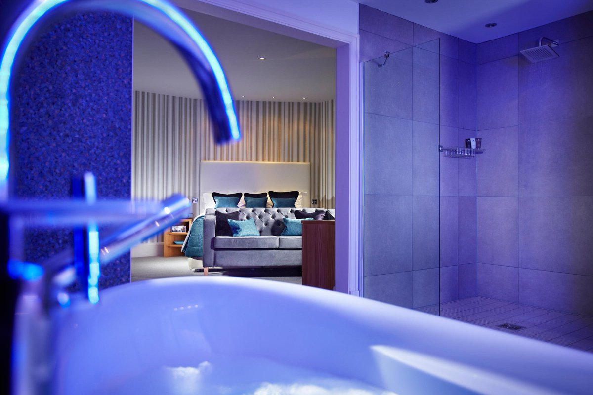 We're not sure which looks more inviting, at this point on a Monday 😴 Bath or bed?... It's really up to you 😌 #AlexanderHotels #Hotelife #Monday #Luxury