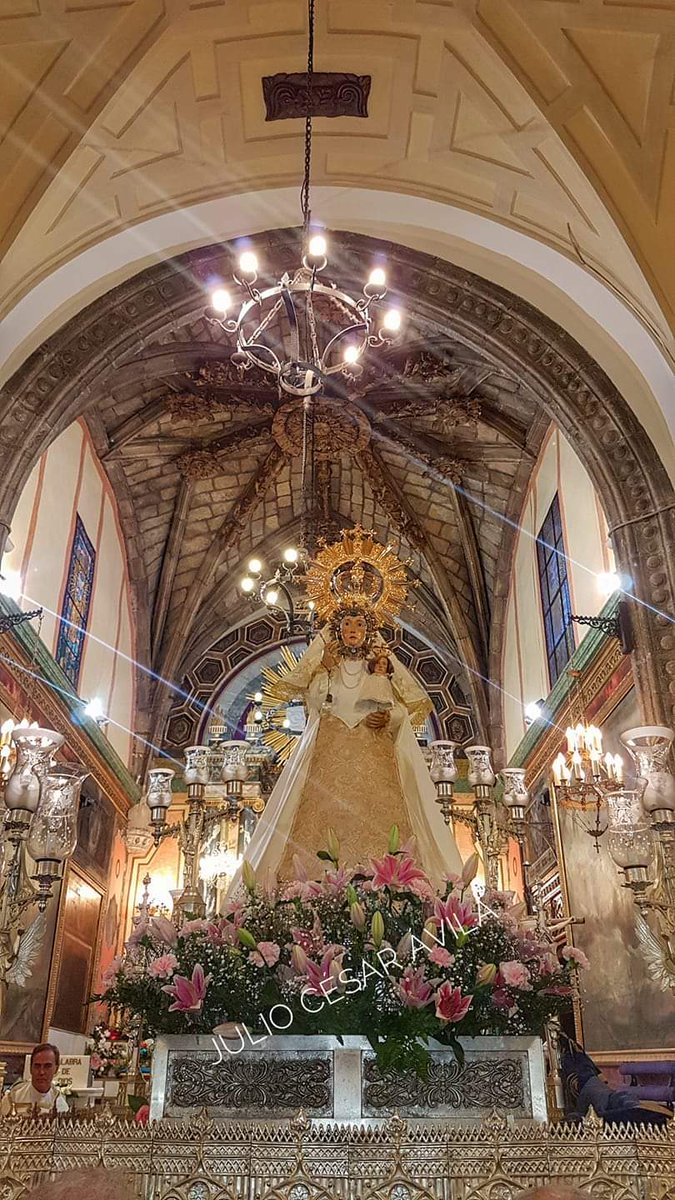 Virgen de Sonsoles #Ávila
.Cuentan que un día, en Los Serranillos, estaban dos niños pastores cuidando de las ovejas. Y como niños que eran, pasaban la mayoría del tiempo jugueteando en el campo.

En cierto momento, acercándose a un peñasco, vieron como salía una especie de luz
