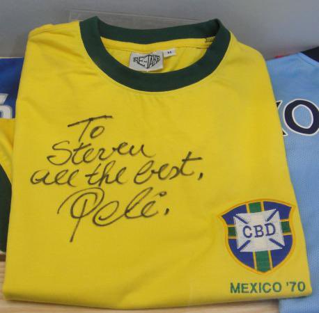 Pelè (Speaking in 2007):“For me, for the last five years Gerrard has been the best player in the world.”