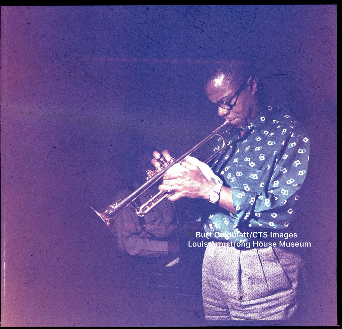 ArmstrongHouse's tweet photo. The negatives of these Burt Goldblatt photos of Louis Armstrong—taken at a Decca session on this date in 1957—are imperfect but we think the images are still quite beautiful. #louisarmstrong #burtgoldblatt #lahmdigitization #dailypops https://t.co/OyxOF1nDnF
