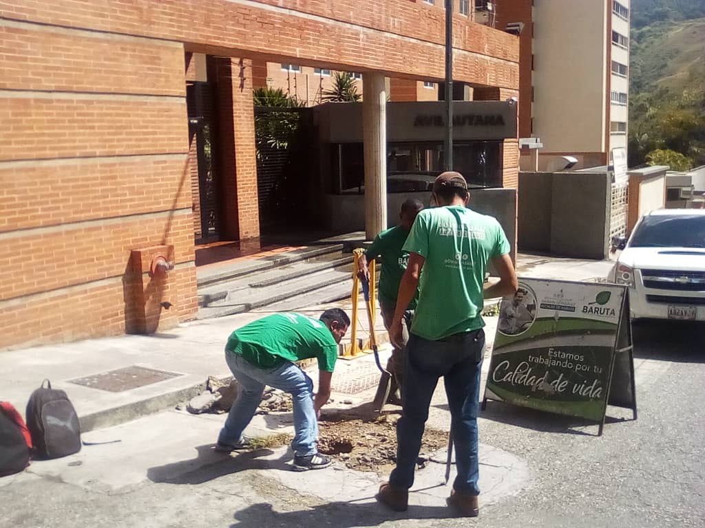 darwingonzalezp's tweet photo. Hoy #28Ene parte del equipo de infraestructura, en respuesta a la solicitud realizada por nuestros vecinos de #LaBonita,  Res. Avilautana; atendió avería de tubería de aguas servidas, donde se procedió a su reemplazo. https://t.co/Z47o4xyGhw