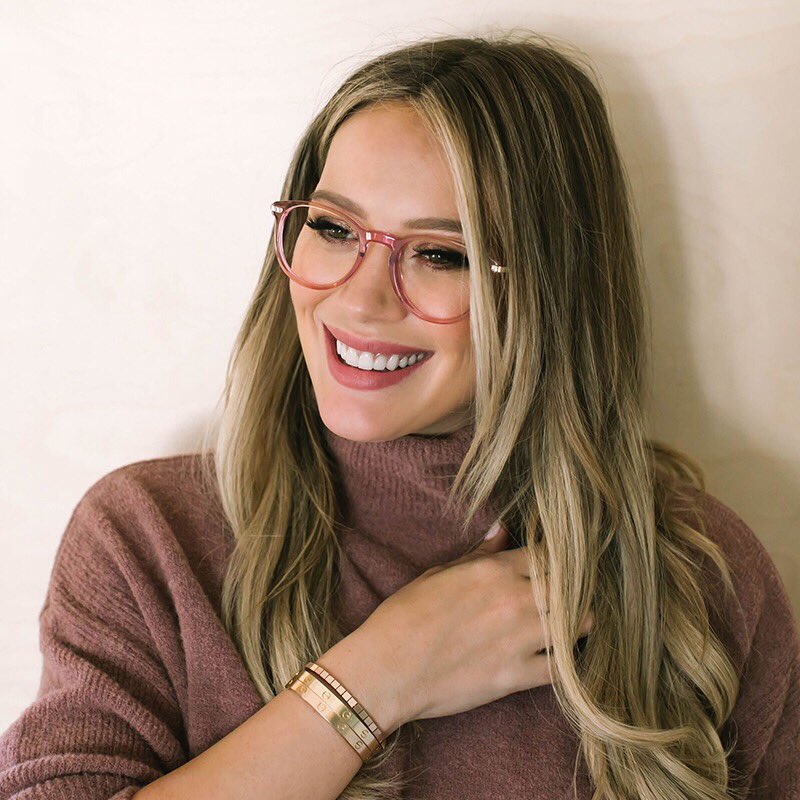 Looking at the world through rose colored glasses 🌹@GlassesUSA 
 👓 – Colette
bit.ly/MusexHilaryDuf…
 #MusexHilaryDuff #GlassesUSA #GlassesUSAPartner