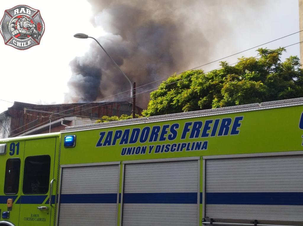 RABCHILE's tweet photo. 🚨Bomberos Valparaiso🚨
Ahora nuestro #RAB6 se encuentra en clave X-1 de clave 1-1 (Incendio Estructural Declarado) en Independencia con Canciani.
Unidades: U-91 U-111 U-51 Cj-2 U-151 T-1 CR-13 U-41 U-71 U-101 U-82 U-61 PC-1
#Rab
#RevistaAccionBomberil
#BomberosDeChile. https://t.co/tpcFnJbGXX