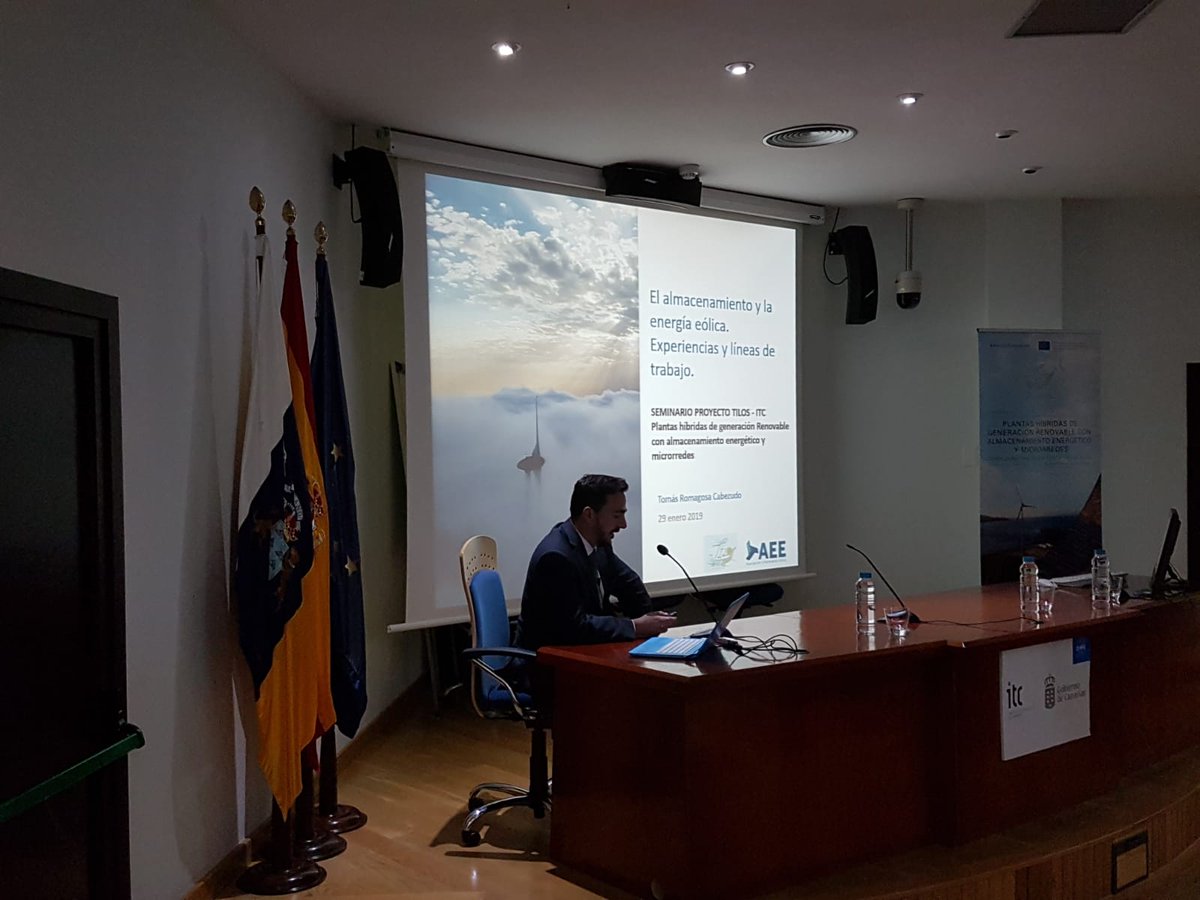 Seminario final <a href="/TilosHorizon/">Tilos Horizon</a> en #GranCanaria.
📌Tomás Romagosa, Director Técnico <a href="/aeeolica/">aeeolica</a>, interviene con la presentación "El almacenamiento y la energía eólica: experiencias y líneas futuras de trabajo'
#H2020 #windpower #energystorage #renewables <a href="/H2020EE/">lolly</a>
