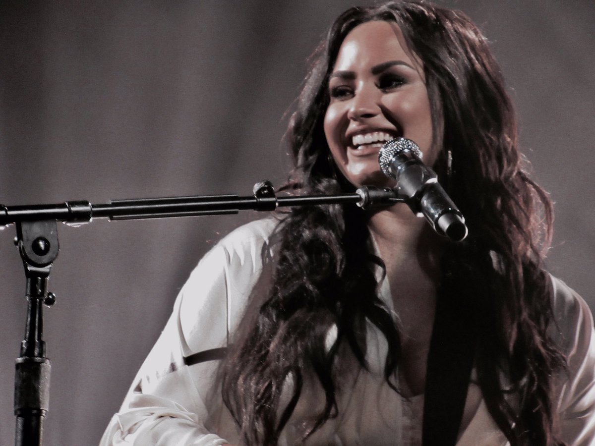 Ddemismylife92's tweet photo. happy lovatics day @ddlovato 
#HappyLovaticsDay https://t.co/A1rhgA99VJ