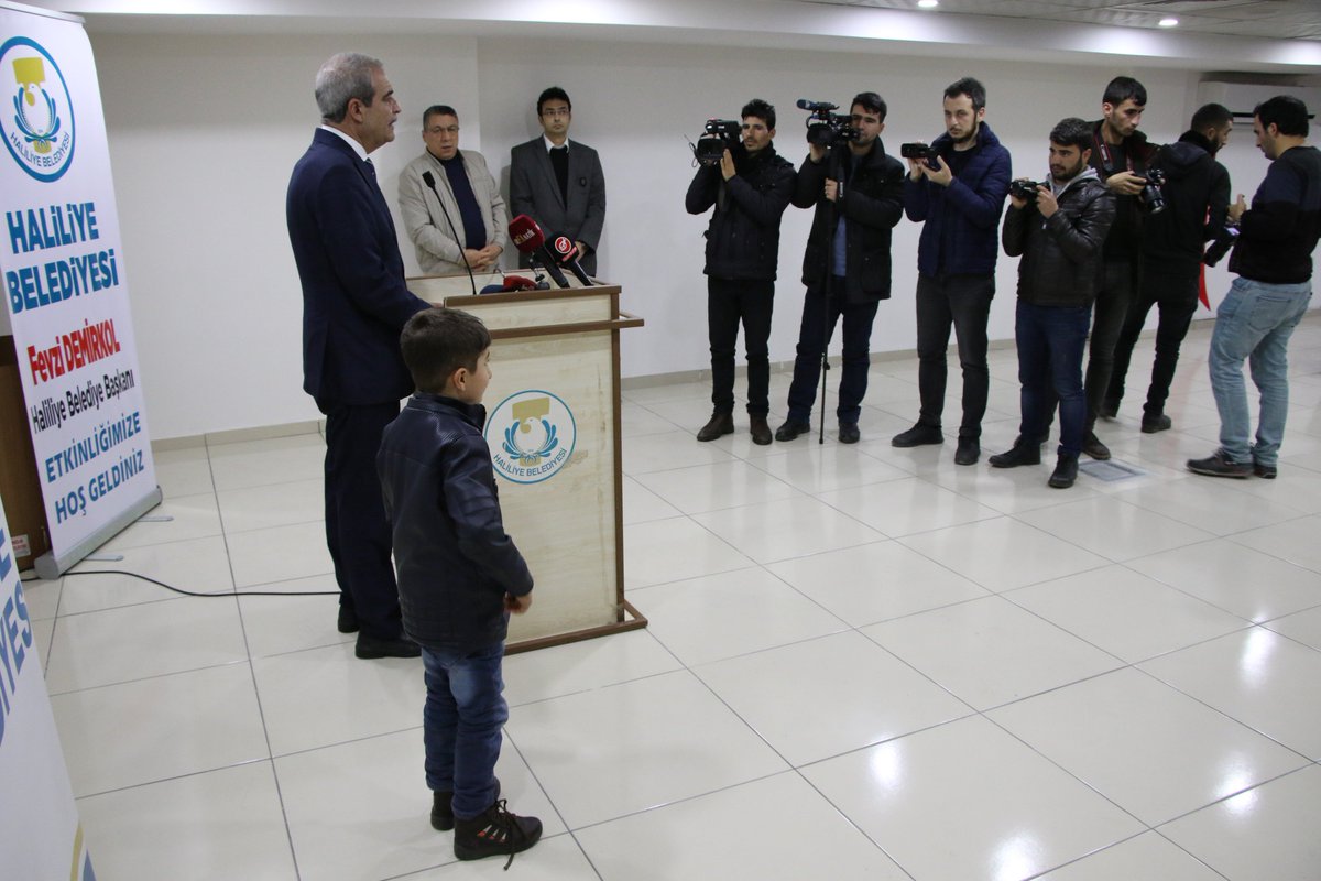 FevziDemirkol's tweet photo. Haliliye Belediyesi olarak bir İLKE daha imza atarak Fenilketonüri (PKU) hastalarımıza düşük proteinli ücretsiz ekmek dağıtımına başladık.
Düşük proteinli ekmeklerin dağıtımı için hastalarımıza bir araya geldik.
Tüm hastalarımıza şifalar dilerim.
@PKUAileDernegi https://t.co/n2XhPZpCsM