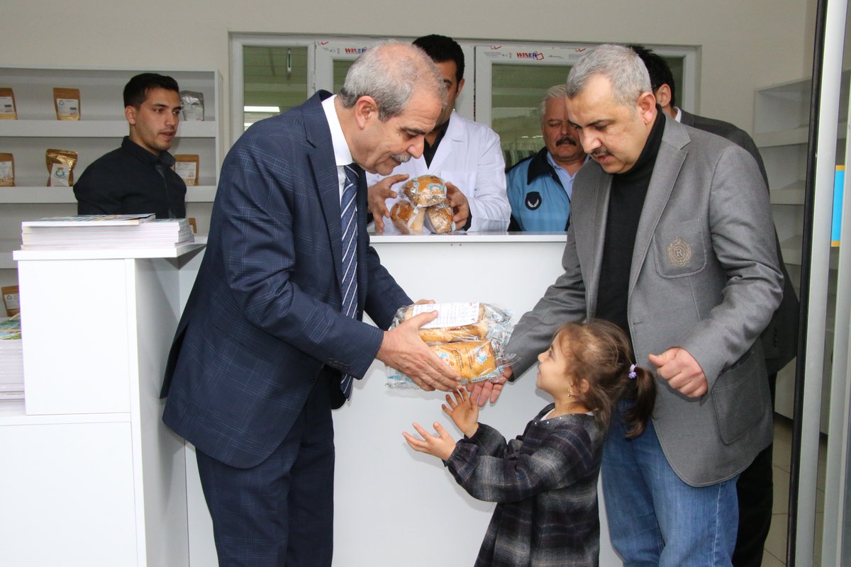 FevziDemirkol's tweet photo. Haliliye Belediyesi olarak bir İLKE daha imza atarak Fenilketonüri (PKU) hastalarımıza düşük proteinli ücretsiz ekmek dağıtımına başladık.
Düşük proteinli ekmeklerin dağıtımı için hastalarımıza bir araya geldik.
Tüm hastalarımıza şifalar dilerim.
@PKUAileDernegi https://t.co/n2XhPZpCsM