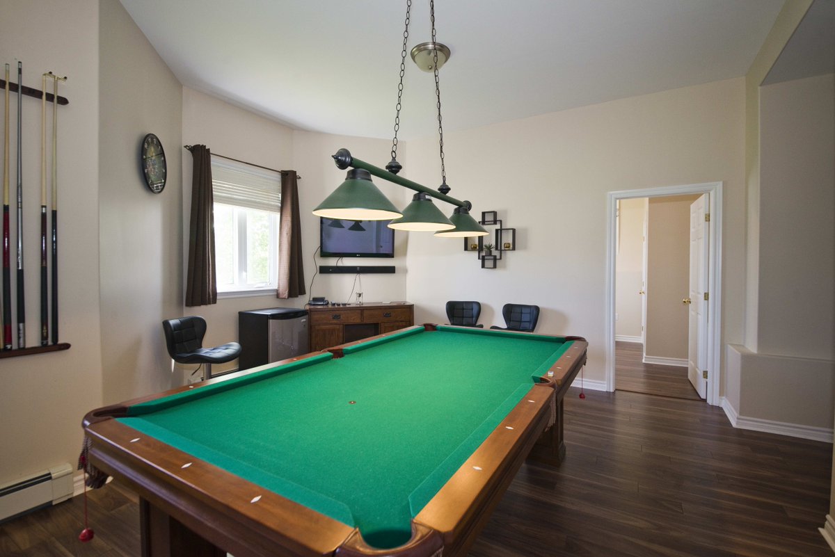 NasKlayme's tweet photo. Welcome to 16 Summerfield Way. This is a lovely 2 storey in Portland Hills. Featuring 5 large bedrooms and 4 bathrooms. Fully finished on all 3 levels, basement with high ceilings and tons of light. Call today for your private showing! https://t.co/nmQ7nkhNCe https://t.co/cJzoA3xJO8