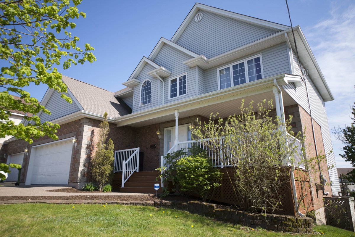 NasKlayme's tweet photo. Welcome to 16 Summerfield Way. This is a lovely 2 storey in Portland Hills. Featuring 5 large bedrooms and 4 bathrooms. Fully finished on all 3 levels, basement with high ceilings and tons of light. Call today for your private showing! https://t.co/nmQ7nkhNCe https://t.co/cJzoA3xJO8