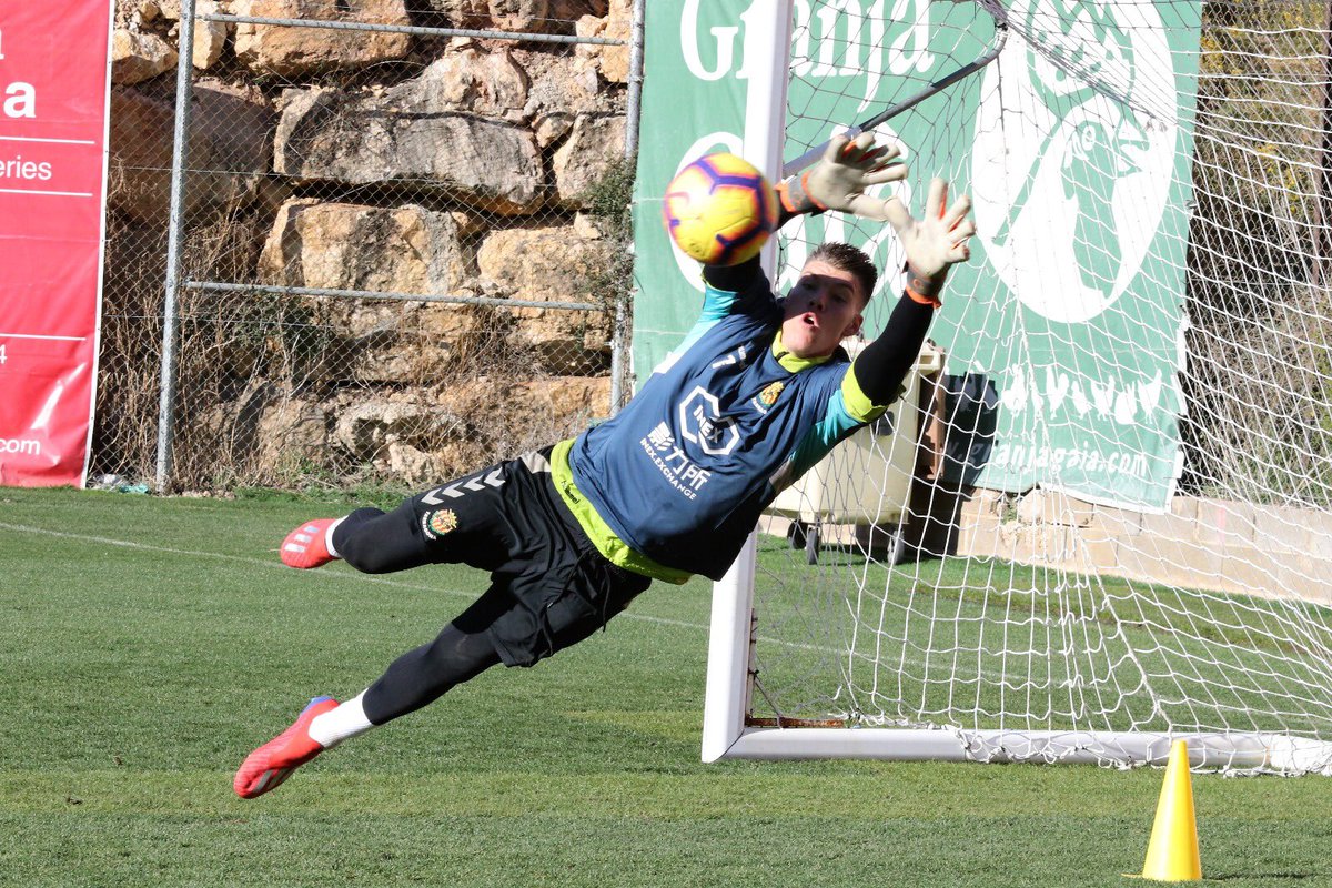 Ayer ➕1️⃣ que puede servir de mucho en un futuro. No rendirse jamás hasta el final ❗️❕
#forçaNastic🔴⚪️ #newtraining #goalkeeper🧤 #gkglovespain #IABECERRA1