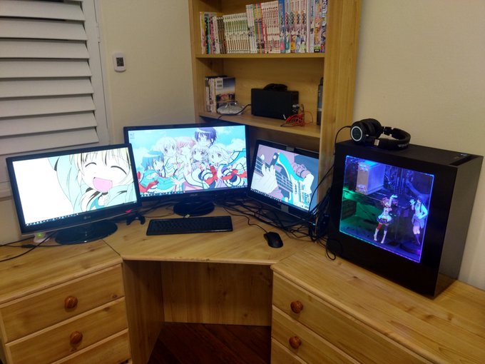 Friend gave me a really nice monitor for free and I'm so excited here's a gratuitous desk photo https://t