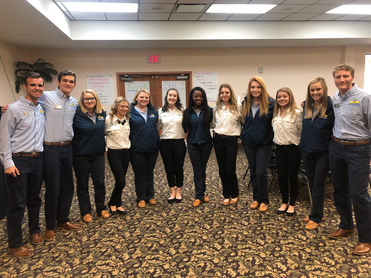 middleburgffa's tweet photo. This weekend a few of our officers took the trip to Haines City for the 360° and 212° conference! #212virtues #360vision #justoneffa #activatemhsffa l https://t.co/bxnZHyRsIG