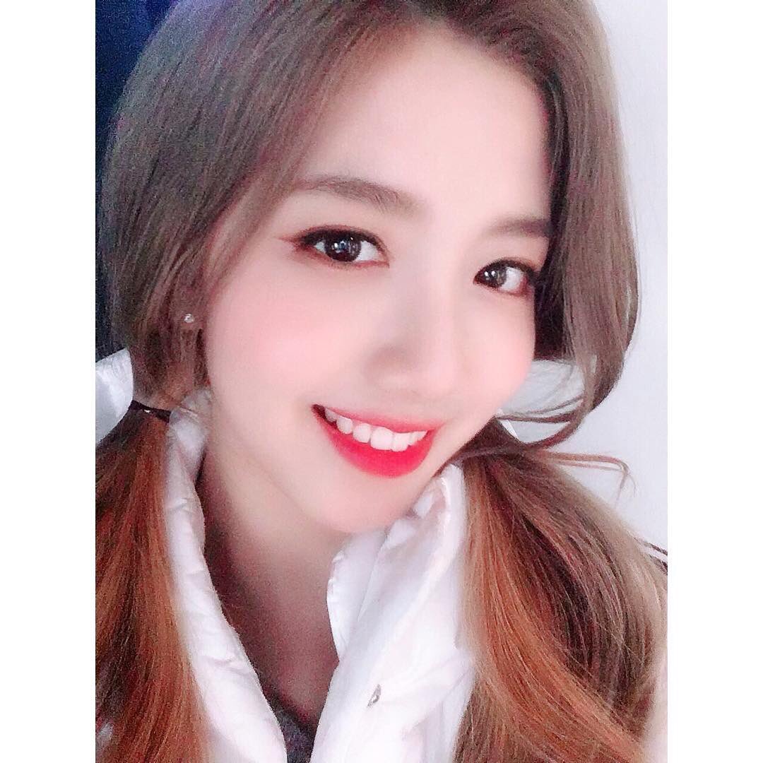 CherryBulletKH's tweet photo. 190128 Insta update:

Everyone!! Guess what hairstyle I did today~~ 🍦🌸 💕

#CherryBullet #체리블렛 #QnA #유주 #YUJU https://t.co/TgIySeXd2A