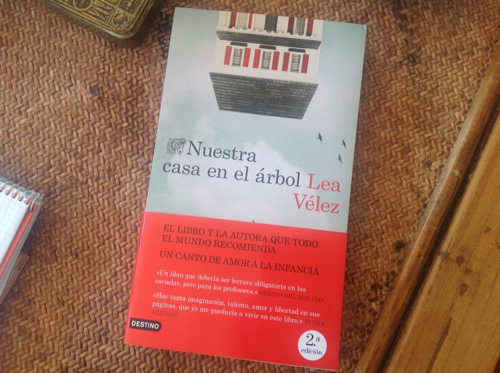leavelez's tweet image. Cuando una profesora dice que ha tardado en terminar el libro porque no quería salir de él, siento que soy yo la que me meto un poquito en su aula. #nuestracasaenelarbol