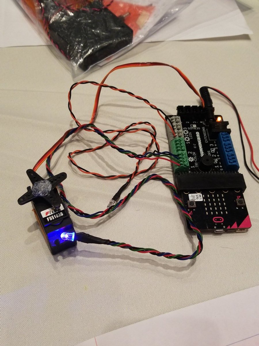 scienceschulze's tweet photo. Playing with Birdblox robotics. Love the integration of maker-coding-robotics. #FETC #edtech #ACESSpark @birdbraintech https://t.co/ttD0jhGs81