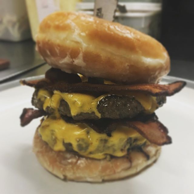 Smithys_Shack's tweet photo. Burger test. 2 beef patty’s, American cheese, bacon, inside 2 glazed doughnuts 🤤 was lovely. Will maybe make the specials with a homemade doughnut .
.
.
#chefs #chefslife #freshfood #localingredients #local #truecooks #smithysshack #chefsofinstagram … https://t.co/QfgKS72Gl9 https://t.co/Szqw3x6pK6