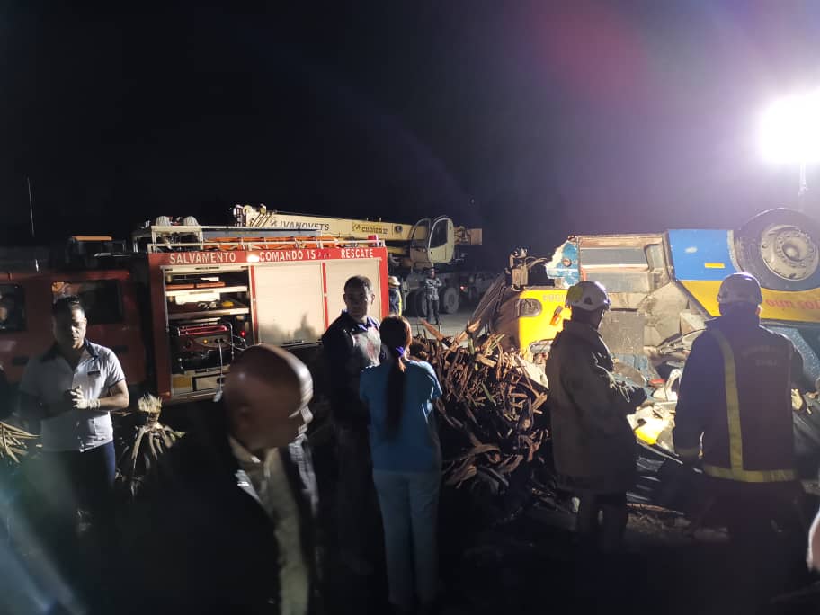 mtycubanita1's tweet photo. #Cuba @DiazCanelB  recorre los municipios capitalinos afectados por tornado, intercambió con los pobladores y orientó volcarse a la  recuperación  para resarcir los daños ocasionados por el  meteoro, que dejó daños en la infraestructura social. https://t.co/XbUH8Utmrx