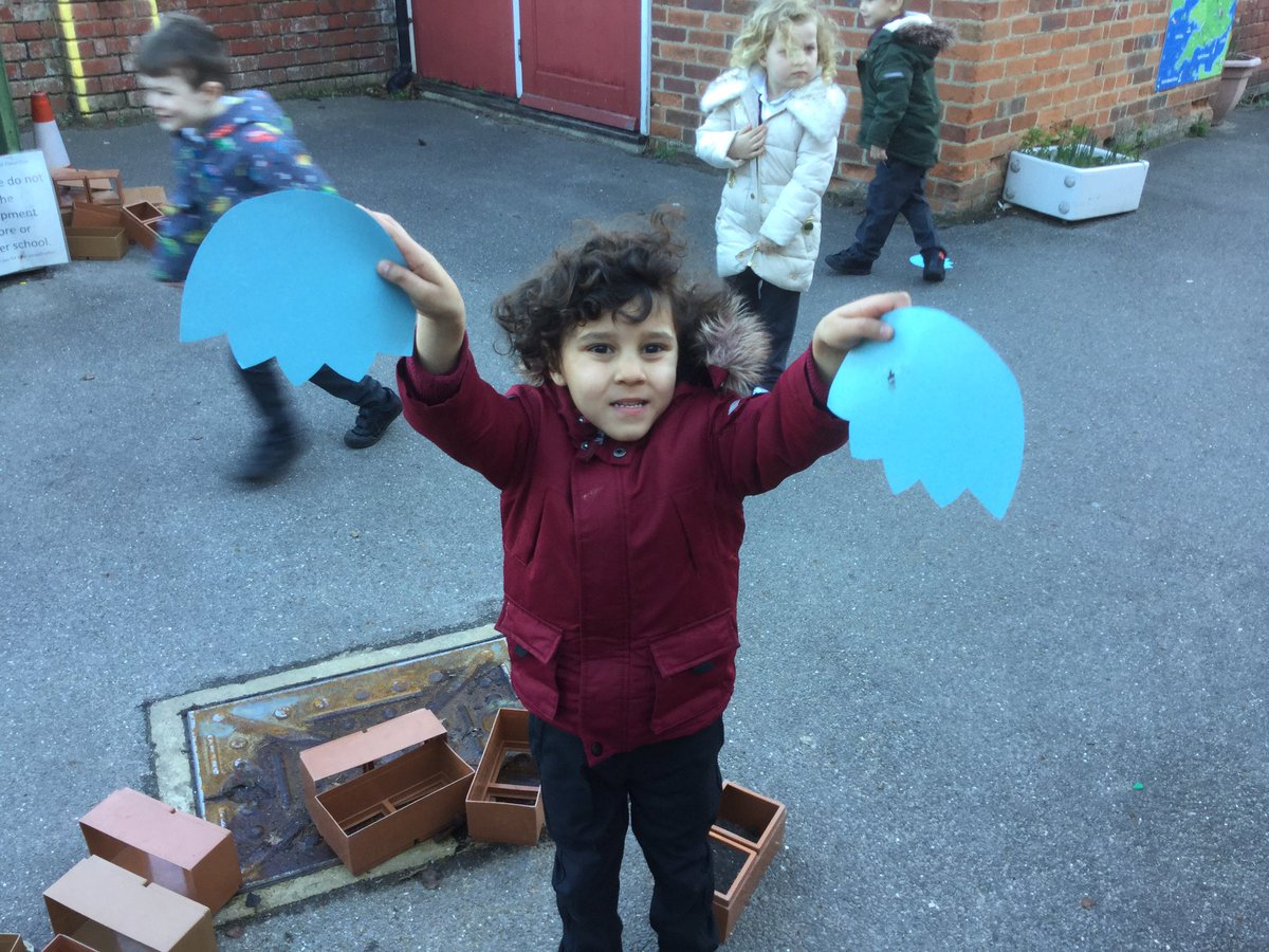 ThamesideSch's tweet photo. RSC had a visitor this afternoon! #RSCtps #dinosaurhunt #mysteriousfootprints https://t.co/jUGIs2cRC4