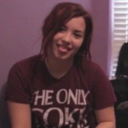 ggantunes's tweet photo. oi Demi sapatão ♥ #HappyLovaticDay #LovaticDay #redvato https://t.co/NtPEFn0E1V