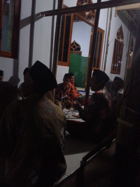 Dalam rangka mewujudkan aswaja....masjid kami..masjid Al barokah mengadakan acara selapanan.....di awali dg solawatan.....