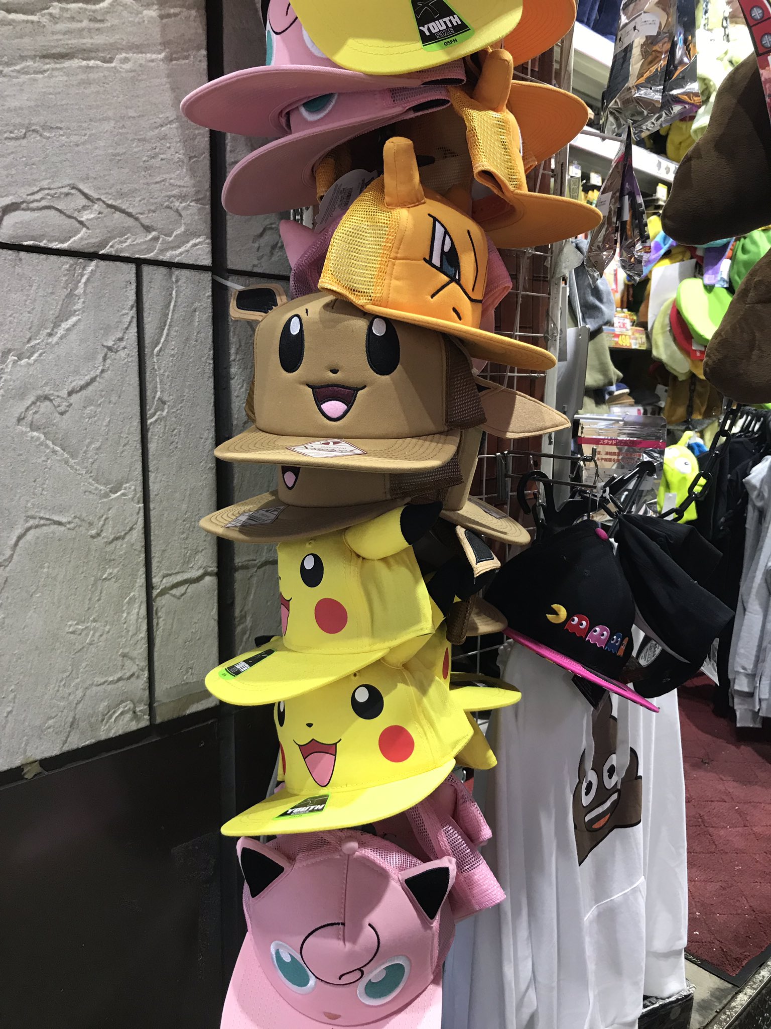 あげは 昨日の帰り道のドンキにたくさんポケモンの帽子があって一瞬買おうと思ったけどよくみるとちょっとずつブサイクなのでやめた T Co Xequuejrsj Twitter
