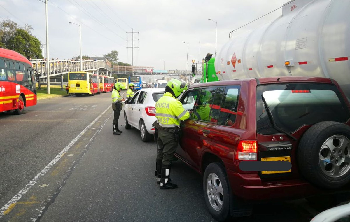SectorMovilidad's tweet image. 🚨Operativo de control para verificar cumplimiento del carril preferencial en la Av. Boyacá y carril escolar en la Autonorte

📋 69 Comparendos
🚔 12 Inmovilizados

Por una #MovilidadMejorParaTodos