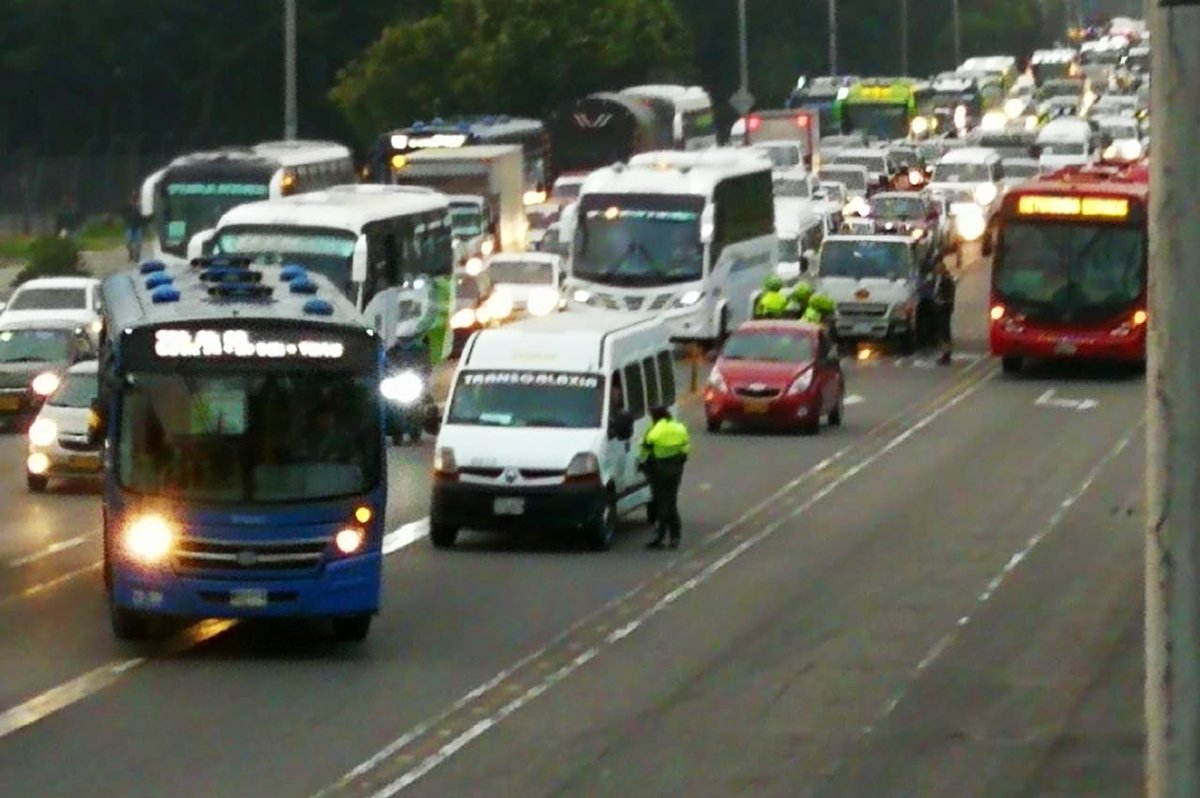 SectorMovilidad's tweet image. 🚨Operativo de control para verificar cumplimiento del carril preferencial en la Av. Boyacá y carril escolar en la Autonorte

📋 69 Comparendos
🚔 12 Inmovilizados

Por una #MovilidadMejorParaTodos