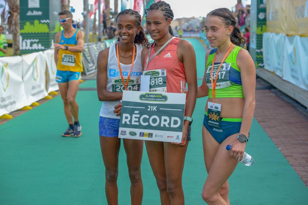 GCMaraton's tweet image. Los atletas etíopes Michael Kapchebusha y Amare Meskerem se proclaman campeones de la #21K @Cajasiete #GCmaratón, una prueba en la que se batieron todos los #records posibles.🙌 
👉Todos los detalles en:bit.ly/21k_récords
#GranCanaria #maraton #running #runners #marathon