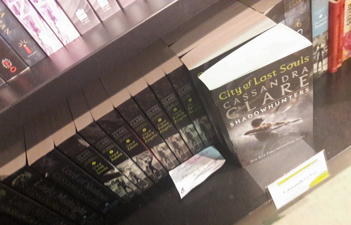 marykatefolan's tweet photo. And ehh, in a bookshop ๐ today! #PostItHunt https://t.co/SUcaOn4SRe