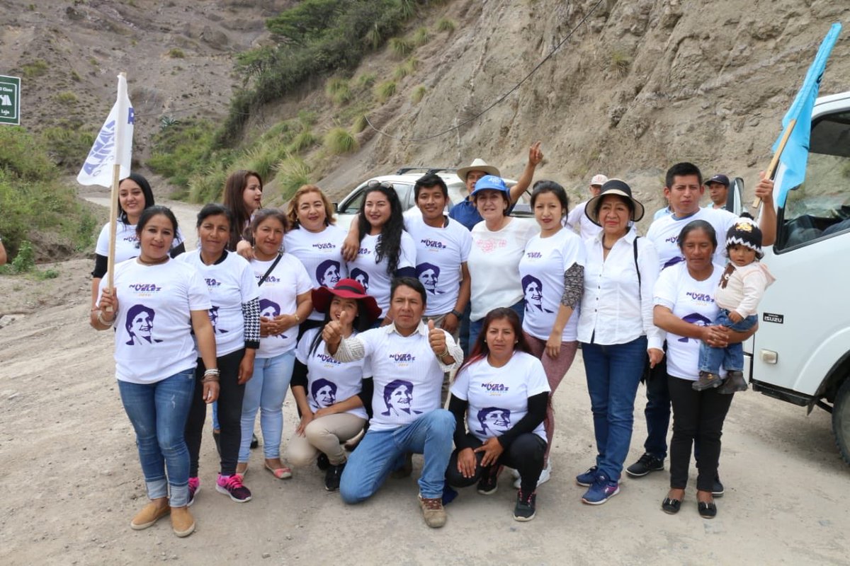 NiveaVelez's tweet photo. Una de mis fortalezas es conocer los barrios de mi cantón, por esa razón visitamos el barrio Gonzabal de la parroquia Taquil para dialogar con los moradores sobre los proyectos que voy a implementar desde la Alcaldía de #Loja #NiveaVelez #LojaPuede https://t.co/n2jijn5R0Q