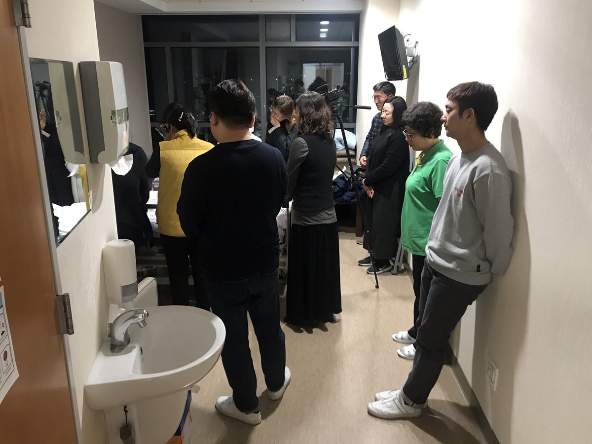 XAUUSD_GoldEA's tweet photo. 지난 8개월 모든걸 재껴두고 할머니 곁에서 마지막 삶을 기록했습니다. 조금 전 일본군 성노예제 피해자 김복동 할머니께서 별세 했습니다. 너무 고통스럽게 눈을 감았습니다. 슬픕니다.. https://t.co/meyvdMm2Nc
