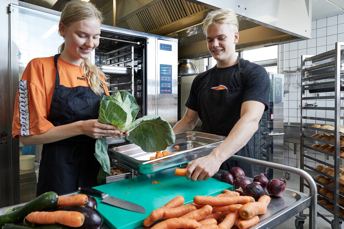 HounoUniverse's tweet image. Learn how HOUNÖ SmartTouch® 1.16 roll-in oven has helped to solve the kitchen's capacity problems at our blog: lnkd.in/gCwRCJP  👨‍🍳🇩🇰

#hounoblog #visualcooking #houno #combiovens #institutions 
#Midtjyskefterskole #schoolcanteen  #Denmark #Ejstrupholm