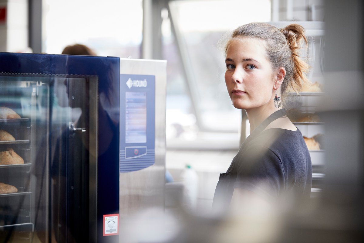HounoUniverse's tweet image. Learn how HOUNÖ SmartTouch® 1.16 roll-in oven has helped to solve the kitchen's capacity problems at our blog: lnkd.in/gCwRCJP  👨‍🍳🇩🇰

#hounoblog #visualcooking #houno #combiovens #institutions 
#Midtjyskefterskole #schoolcanteen  #Denmark #Ejstrupholm