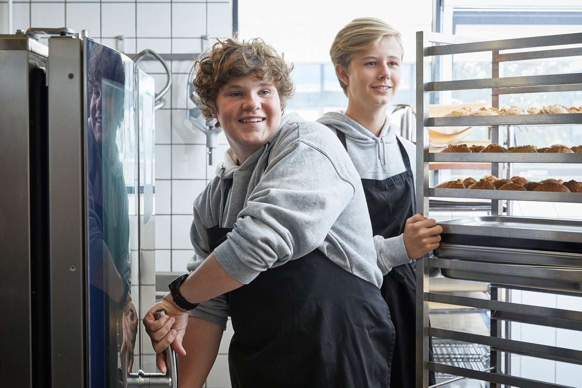 HounoUniverse's tweet image. Learn how HOUNÖ SmartTouch® 1.16 roll-in oven has helped to solve the kitchen's capacity problems at our blog: lnkd.in/gCwRCJP  👨‍🍳🇩🇰

#hounoblog #visualcooking #houno #combiovens #institutions 
#Midtjyskefterskole #schoolcanteen  #Denmark #Ejstrupholm