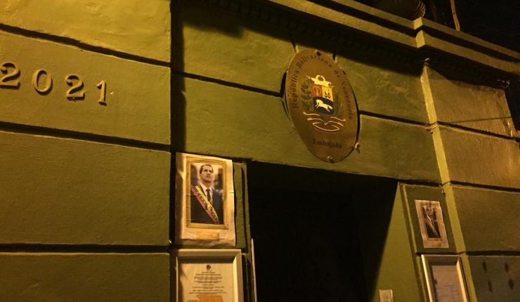 Diario_Tiempo's tweet image. #InternacionalesET Pegaron fotos de Guaidó a las afueras de las Embajadas de Venezuela en Chile, España y Roma ow.ly/hyul30ntLYh