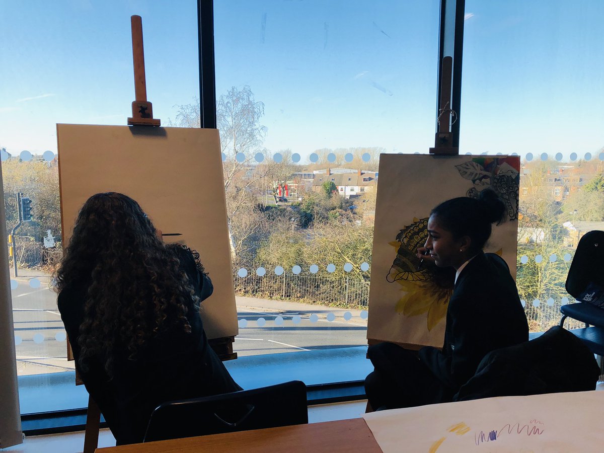 Using todays sun to our advantage and we’ve got the easels out to continue our paintings on ♥️♥️ @EtoneCollege #easel #art #painting #school #artatschool #Nuneaton #artinschool #sun #winterweather