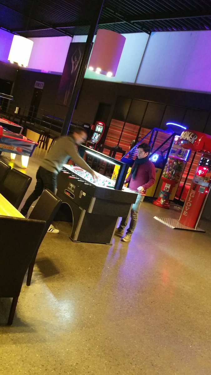 AtheneumMXM's tweet photo. Pedagogische studiedag rond welzijn. Wat werkt rustgevend voor wie? #airhockey #yoga #tafelvoetbal....gewoon ontspannen samen in teamverband. We zetten in op teamsfeer. @GO_onderwijs @GOinAntwerpen @AntwerpBowling 2/2 https://t.co/FcsdsUK1my