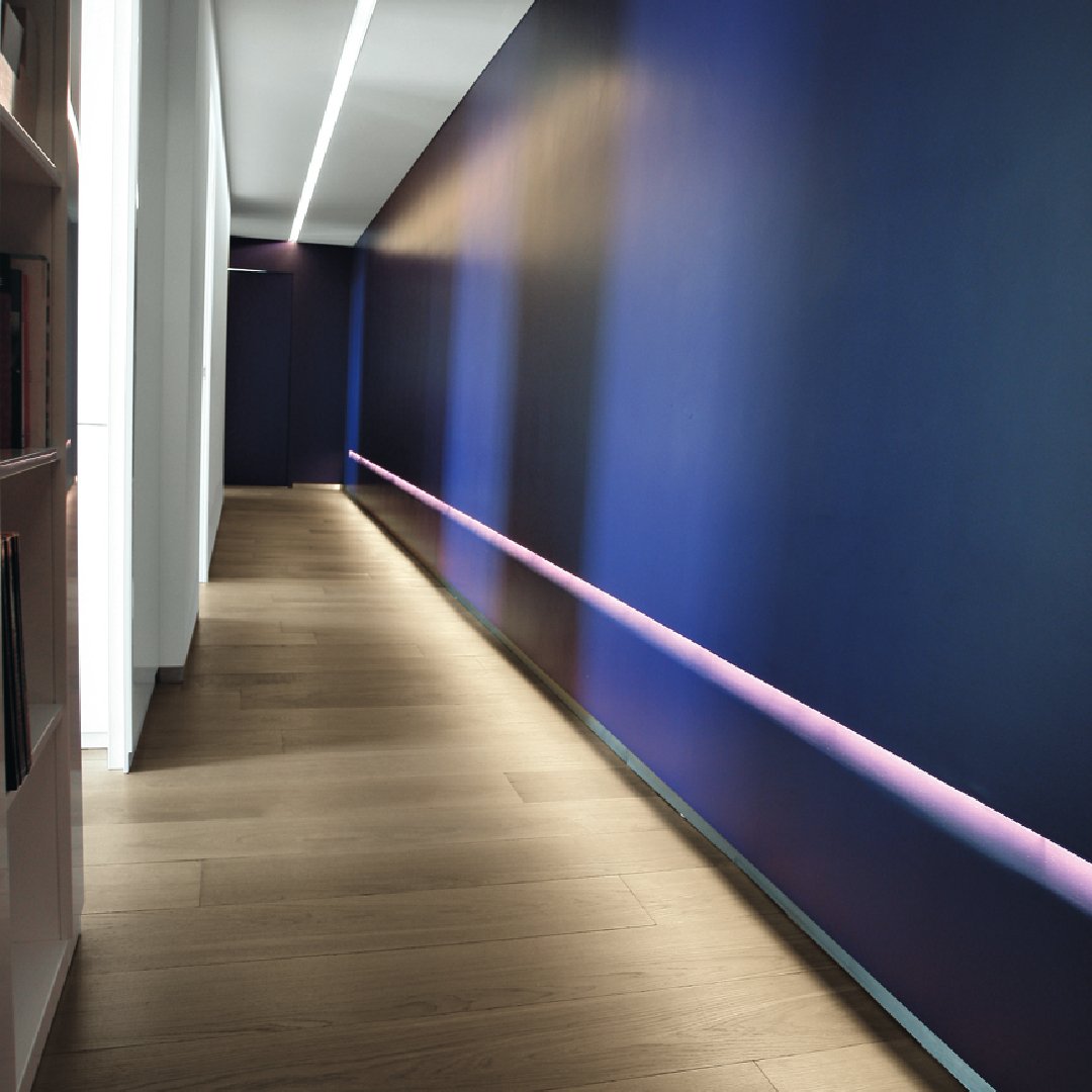 Линейный источник света. Накладной светодиодный профильный светильник ЦЕНТРСВЕТ. Световые линии в коридоре. Световые линии в длинном коридоре. Подсветка вдоль стены.