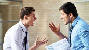 Hvornår skal der tages hånd om konflikter på arbejdspladsen? Helst i går. Hvordan skal der tages hånd om dem? Det er straks sværere. Få gode råd lige her: buff.ly/2wyqnU7 #dkledelse #konflikt