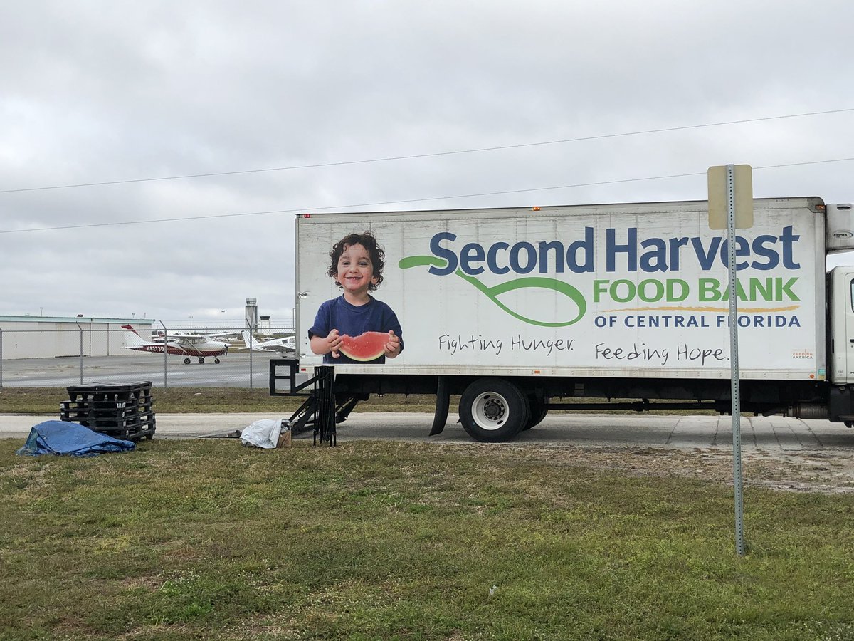 feedhopenow's tweet photo. Delivering hope to federal employees and TSA families at Orlando Melbourne airport #ShutdownHunger #feedhopenow https://t.co/BnGpEs0Ssn