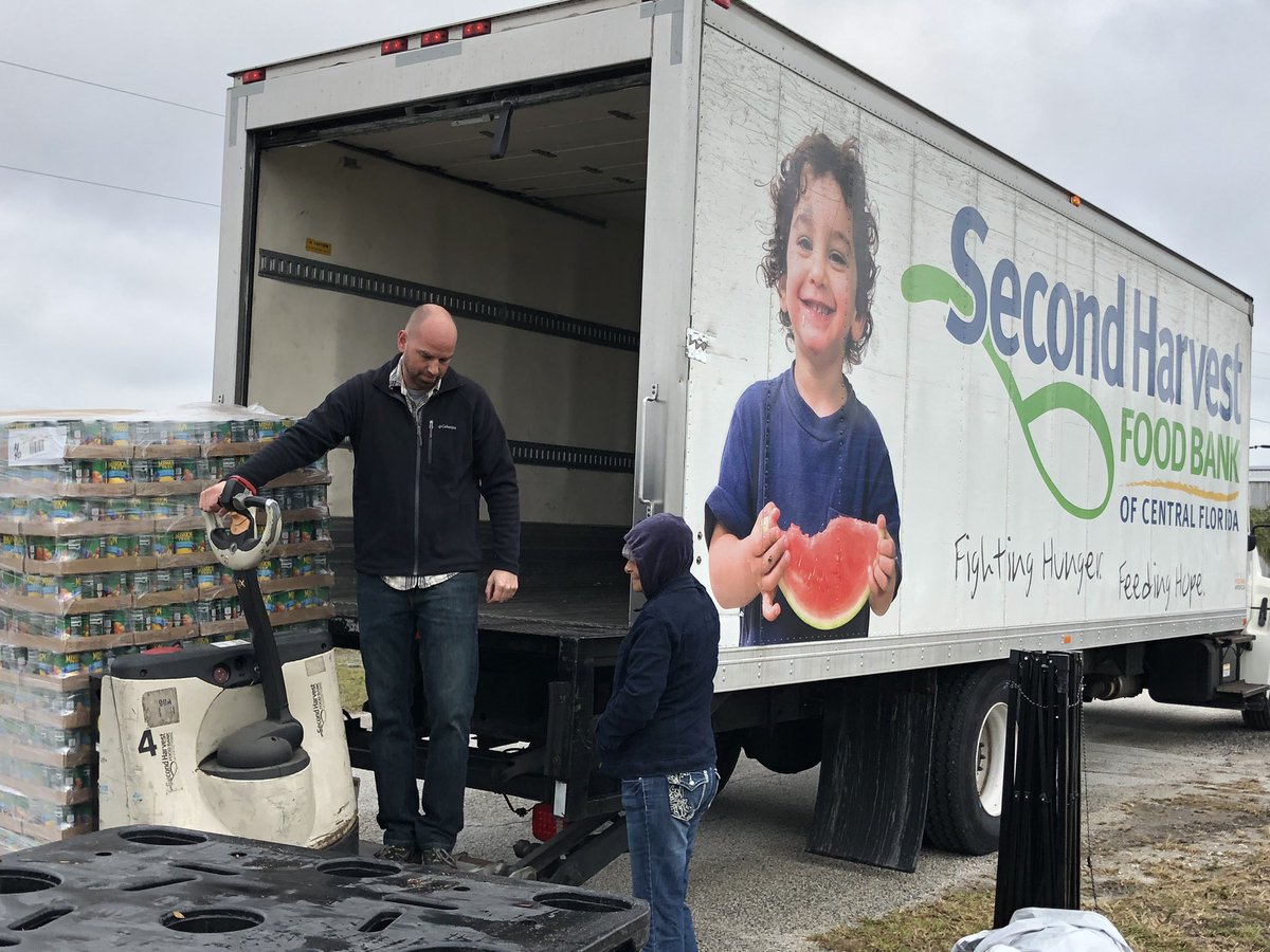 feedhopenow's tweet photo. Delivering hope to federal employees and TSA families at Orlando Melbourne airport #ShutdownHunger #feedhopenow https://t.co/BnGpEs0Ssn