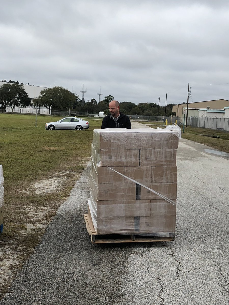feedhopenow's tweet photo. Delivering hope to federal employees and TSA families at Orlando Melbourne airport #ShutdownHunger #feedhopenow https://t.co/BnGpEs0Ssn