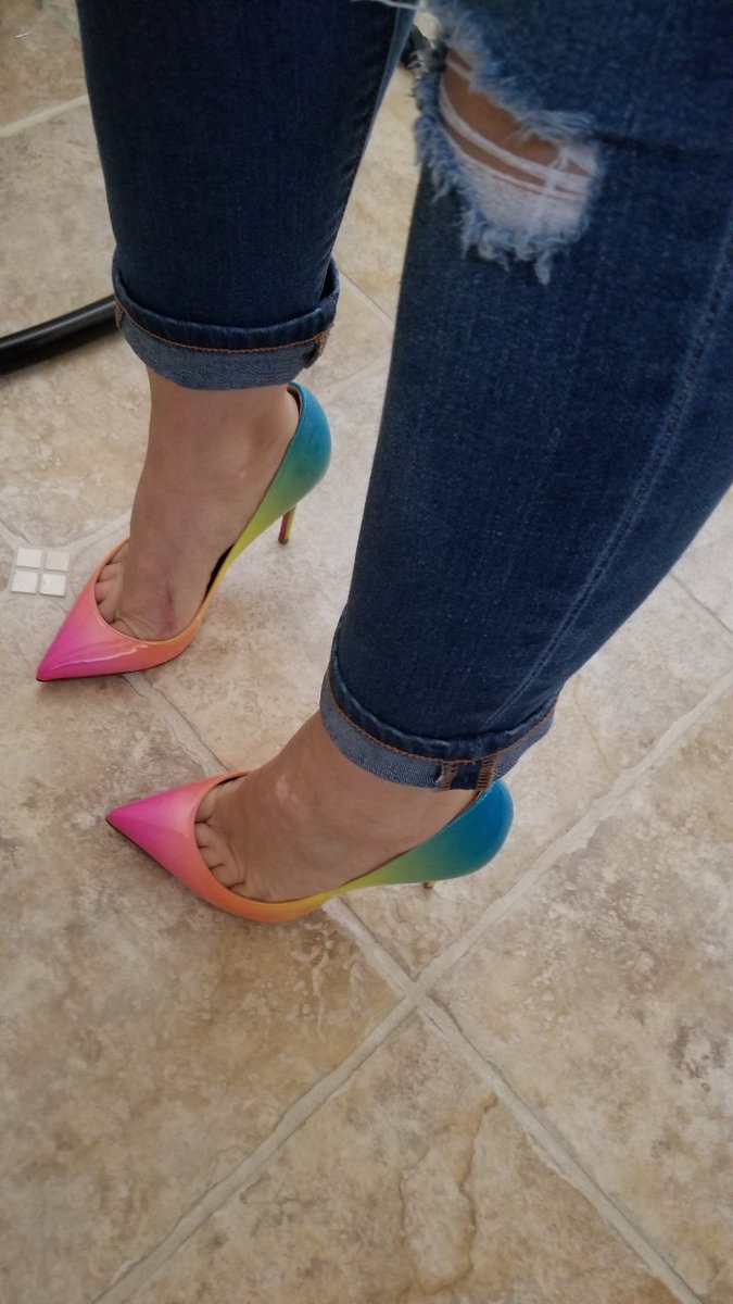 QFinDomme's tweet photo. My loyal foot slaves..... your Queen is back and ready to have you serve her. #findom #feetfetish #cashmeets 

@RTSubby_ @RTDoms @RTCreep @rtfemdom1 @rt_feet https://t.co/gYM3JAe8RM