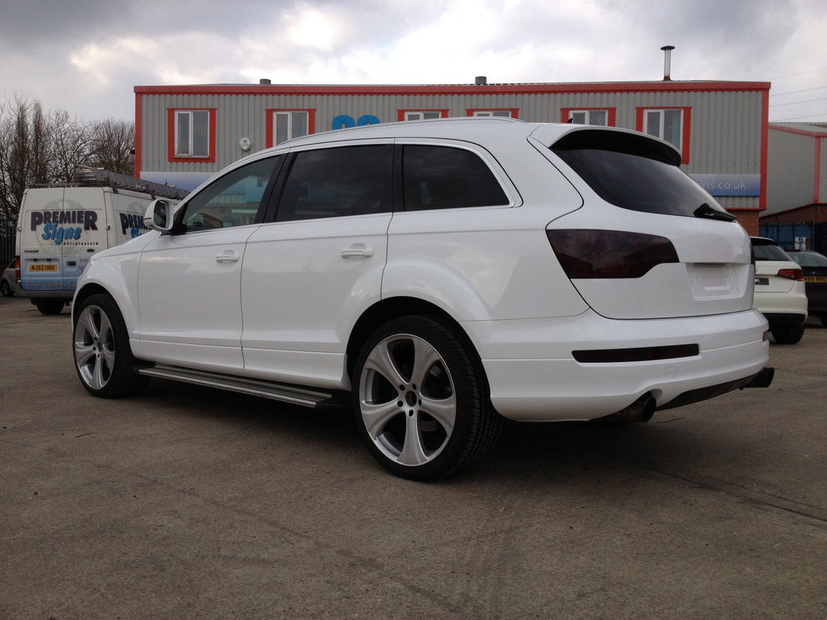 PremierWraps's tweet image. A beautiful Audi Q7 full wrap, which has gone from gloss black to Gloss white. 

#premiersigns #premierwraps #3MAVW #photooftheday #mondaymotivation  #audi #q7 #audiq7 #beautiful #luxury #car #wrap #layednotsprayed #paintisdead #glosswhite #3M1080 #3M1080Wrap