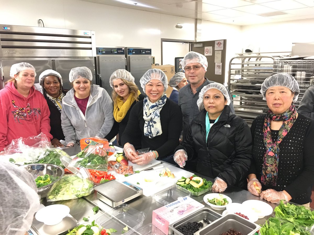 eathealthy_MCPS's tweet image. Salad construction in progress!! #entreesalads #Eathealthymcpsmd #reimbursablemeals #EatsmartMD #projectSELECT #NSLP #MCPS @chefmsde @Sara4Wellness
