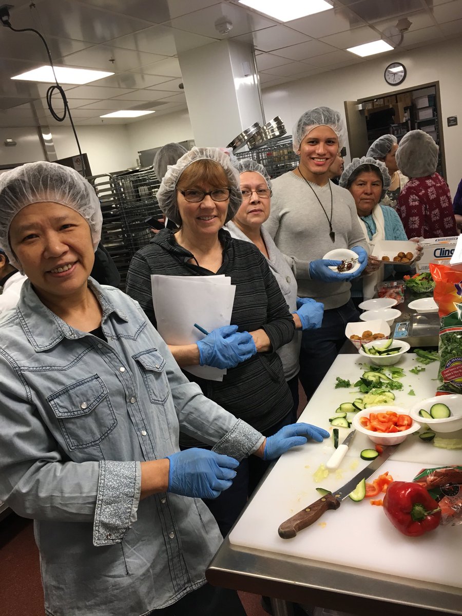eathealthy_MCPS's tweet image. Salad construction in progress!! #entreesalads #Eathealthymcpsmd #reimbursablemeals #EatsmartMD #projectSELECT #NSLP #MCPS @chefmsde @Sara4Wellness